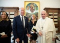 バチカン市国で会談した（左から）ジル・バイデン米大統領夫人、ジョー・バイデン米大統領、フランシスコ教皇（2021年10月29日撮影）。(c)AFP PHOTO /VATICAN MEDIA / HANDOUT