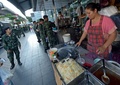 タイ・バンコクの路上で屋台を取り締まるタイ軍兵士（2014年11月1日撮影）。(c)AFP/PORNCHAI KITTIWONGSAKUL