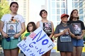 米テキサス州ヒューストンで開催された全米ライフル協会（NRA）年次総会の会場前で、小学校乱射事件で犠牲となった児童の写真を手に抗議に参加する子どもたち（2022年5月22日撮影）。(c)Patrick T. FALLON / AFP