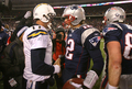 試合を終えチャージャーズのQBフィリップ・リバース（%%Philip Rivers%%）と握手を交わすペイトリオッツのQBトム・ブレイディ（右）。(c)AFP/Getty Images/Al Bello