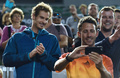 全豪オープンテニス、男子ダブルス決勝。優勝トロフィーを手にするジェイミー・マレー/ブルーノ・ソアレス組を観客席から見つめるアンディ・マレー（左、2016年1月31日撮影）。(c)AFP/SAEED KHAN