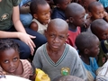 ルワンダ首都キガリ（Kigali）で、訪問者を歓迎するために集まったバトゥワ人の子どもたち（2011年2月10日撮影）。(c)AFP/Steve TERILL