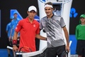 全豪オープンテニス、男子シングルス4回戦。試合前の写真撮影に臨む錦織圭とロジャー・フェデラー（2017年1月22日撮影）。(c)AFP/SAEED KHAN