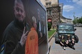 ウクライナの首都キーウに登場した、国際刑事裁判所の法廷に立つロシアのウラジーミル・プーチン大統領を描いたパネル（2023年5月11日撮影）。(c)Sergei SUPINSKY / AFP