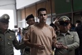 タイ首都バンコクの裁判所に出廷したハキム・アライビ氏（中央、2019年2月4日撮影）。(c)Lillian SUWANRUMPHA / AFP