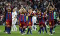 10-11スペイン1部リーグ第32節、レアル・マドリード（Real Madrid）対FCバルセロナ（FC Barcelona）。試合後、サポーターの歓声に応えるバルセロナの選手（2011年4月16日撮影）。(c)AFP/JAVIER SORIANO