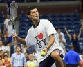 全米オープンテニス、男子シングルス2回戦。試合後にシャツを着て観客席にボールを打ち込むノバク・ジョコビッチ（2015年9月2日撮影）。(c)AFP/DON EMMERT