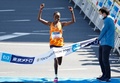 東京マラソン、女子の部でトップでフィニッシュラインを切るブリジット・コスゲイ（2022年3月6日撮影）。(c)KIM KYUNG-HOON / various sources / AFP
