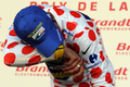 2011ツール・ド・フランス（2011 Tour de France）、第9ステージ（イソワールからサン・フルール、208キロメートル）。テレビ局の車に衝突され落車しながらも、山岳賞（マイヨ・ブラン・ア・ポワ・ルージュ）を獲得し、表彰式で涙を拭うヴァカンソレイユDCM（Vacansoleil-DCM）のジョニー・フーガーランド（Johnny Hoogerland、2011年7月10日撮影）。(c)AFP/PASCAL PAVANI