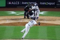 22MLB、ア・リーグ優勝決定シリーズ（7回戦制）、ニューヨーク・ヤンキース対ヒューストン・アストロズ。3回に3点本塁打を放つヒューストン・アストロズのジェレミー・ペーニャ（右、2022年10月23日撮影）。(c)Al Bello/Getty Images/AFP