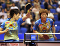 09世界卓球選手権横浜大会（%%2009 World Table Tennis Championships in Yokohama%%）女子ダブルス準決勝。中国の郭炎（%%Guo Yan%%）／丁寧（%%Ding Ning%%）組は、韓国の金璟娥（%%Kim Kyung Ah%%）／朴美英（%%Park Mi Young%%）と対戦。郭炎／丁寧組は4-1（11-3、11-9、12-14、12-10、12-10）で勝利し、決勝戦へ進出した。写真はボールを打ち返す丁寧（左）とパートナーの郭炎。（2009年5月4日撮影）(c)AFP/Yoshikazu TSUNO