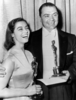 第28回アカデミー賞（Academy Awards）授賞式で主演男優賞を受賞したアーネスト・ボーグナイン（Ernest Borgnine）。左はイタリア人女優マリサ・パヴァン（Marisa Pavan、1956年3月21日撮影）。(c)AFP/INTERCONTINENTALE