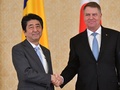 ルーマニアの首都ブカレストで、クラウス・ヨハニス大統領との会談後に握手を交わす安倍晋三首相（2018年1月16日撮影）。(c)AFP PHOTO / Daniel MIHAILESCU