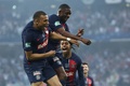 サッカーフランス杯決勝、オリンピック・リヨン対パリ・サンジェルマン。先制点を喜ぶパリ・サンジェルマンのキリアン・エムバペ（左）とウスマン・デンベレ（2024年5月25日撮影）。(c)FRANCK FIFE/ AFP