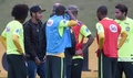 ブラジル代表のキャンプ地テレゾポリス（Teresopolis）に戻り、チームメートらと言葉を交わすネイマール（Neymar da Silva Santos Junior、左から2人目、2014年7月10日撮影）。(c)AFP/VANDERLEI ALMEIDA