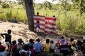 モザンビーク・メトゥージの国内避難民キャンプで心の傷を癒やすことを目的とした人形劇を見る子どもたち（2021年5月21日撮影）。(c)JOHN WESSELS / AFP