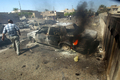 写真は同日、爆発現場で炎上する車両。(c)AFP/WISAM SAMI