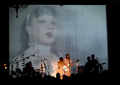 米・カリフォルニア（California）州のハリウッド・フォーエバー墓地（Hollywood Forever Cemetery）で歌手クリスタ・ベル（Chrysta Bell）がパフォーマンスを披露した（2013年5月12日撮影）。(c)AFP/Getty Images/Kevin Winter