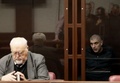 ロシア・ロストフナドヌーの裁判所に出廷したウクライナ兵アントン・チェレドニク被告（右、2023年11月8日撮影）。(c)AFP