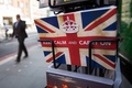 英ロンドンの売店に置かれた、「平静を保ち、普段の生活を続けよ」という第2次世界大戦時の同国のスローガンが印刷された絵はがき（2016年6月24日撮影、資料写真）。(c)AFP/LEON NEAL