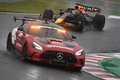 22F1第18戦日本GP決勝。セーフティーカーの先導で走るレッドブルのマックス・フェルスタッペン（2022年10月9日撮影）。(c)Philip FONG / AFP