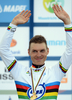 2012年UCIロード世界選手権大会（2012 UCI Road World Championships）、男子エリート個人タイムトライアル（ヘールレンからファルケンブルフ、45.7キロメートル）。優勝を飾り、表彰台で歓声に応えるドイツのトニー・マルティン（Tony Martin、2012年9月19日撮影）。(c)AFP/FRANCK FIFE