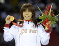 レスリング・女子フリースタイル55キロ級の表彰式で金メダルを手にポーズをとる吉田沙保里。（2008年8月16日撮影）(c)AFP/TOSHIFUMI KITAMURA