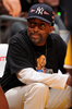 ロサンゼルス・レイカーズ対デンバー・ナゲッツの試合を観戦する米映画監督のスパイク・リー（%%Spike Lee%%）。（2008年11月21日撮影）(c)AFP/Getty Images/NBAE/Andrew D. Bernstein