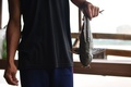 黄金の三角地帯付近のタイ・チェンライで、メコン川で捕れた魚を見せる漁師のコム・ウィライさん（2019年9月20日撮影）。(c)Lillian SUWANRUMPHA / AFP