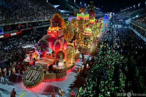 リオのカーニバル、パレード開幕 米アカデミー賞への期待で熱気上昇