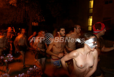 s学生　裸 学年末にストレス発散、学生が裸で通りを疾走 エルサレム 写真2枚 国際ニュース：AFPBB News