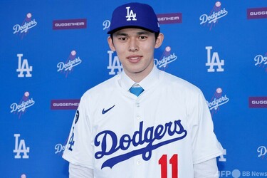 ドジャース　佐々木朗希　 『入団記念号』超激レア ロサンゼルスタイムズ　額縁入② 佐々木朗希がドジャース入団会見 背番号11お披露目 写真8枚 国際
