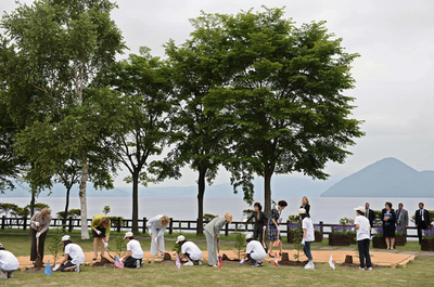 G8首脳夫人、洞爺湖町で記念植樹