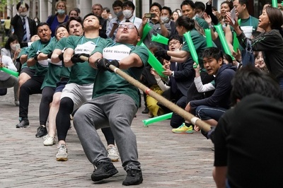 Tokyo office workers compete in tug-of-war match
