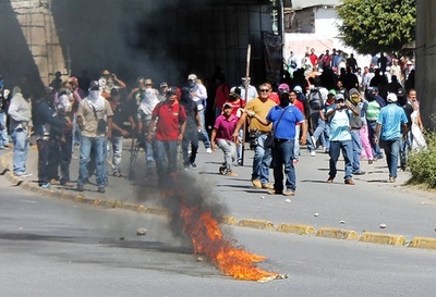 メキシコ学生失踪、抗議収まらず 与党の州本部に放火