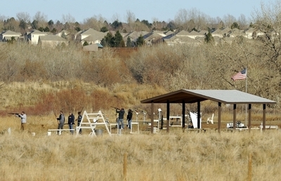 米射撃場で同時被弾の一卵性姉妹、「自殺協定」で互いに撃ち合う
