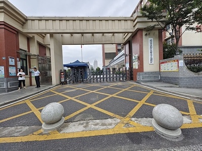 小学生が校内で教諭の車にはねられ死亡 中国・武漢