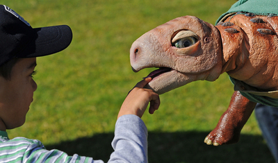 恐竜の人形や伝統舞踊でおもてなし、シドニー