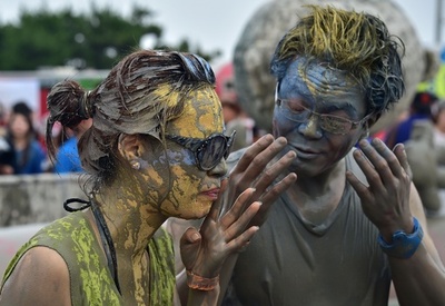 恒例の泥んこ祭り、遊びながらスキンケアも 韓国