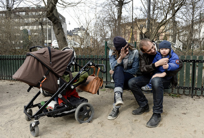 スウェーデン、父親限定の育児休暇期間を3か月に