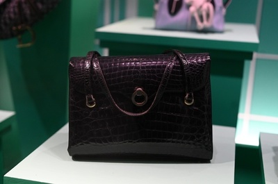 英V&A博物館でバッグ展、サッチャー氏やチャーチル氏ゆかりの品も