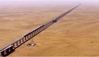 世界初の砂漠鉄道環状線が開通 中国