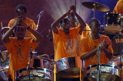 「第43回カルタゴ芸術祭」でレネゲイド・スティール・オーケストラがパフォーマンス