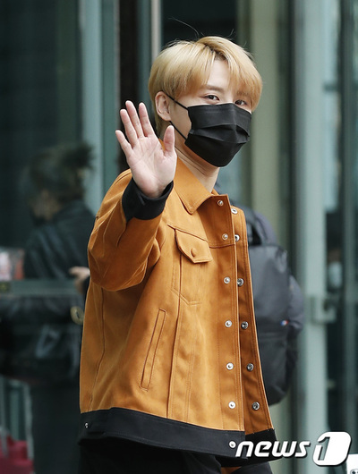 [★フォト] ジュンス、 今日のアクセントカラーはイエロー – KOREA WAVE