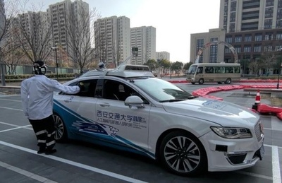 中国スマートカー大会開催　ロボットが試験官