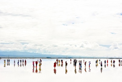 「天空の鏡」に夏休みのにぎわい 青海・チャカ塩湖