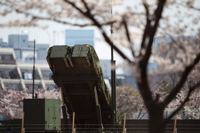 桜咲く中ミサイルに備えるPAC3、東京・市ヶ谷