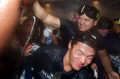 ドジャースWS制覇 大谷・山本がシャンパンファイトで世界一の美酒