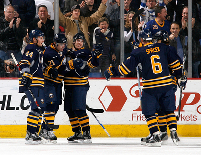 セイバーズ 4-3でペンギンズを下す