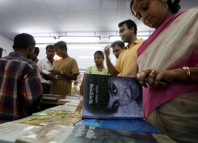 イスラム教冒涜のバングラデシュ人作家、「政府の圧力」で亡命先インドを出国